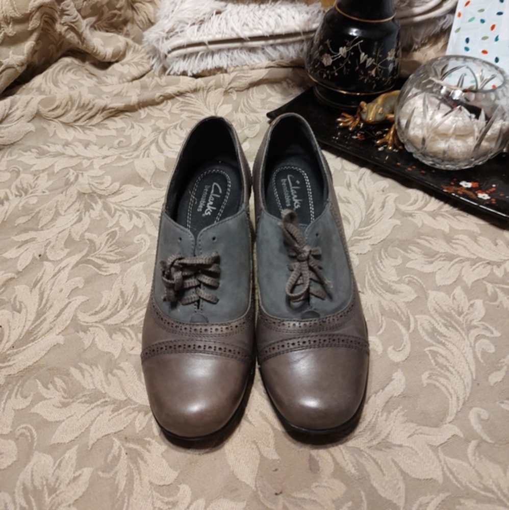 🩶Glorious Clarks Taupe & Graphite Leather Brogue Spectator Booties Heels - 7.5M - Picture 4 of 13